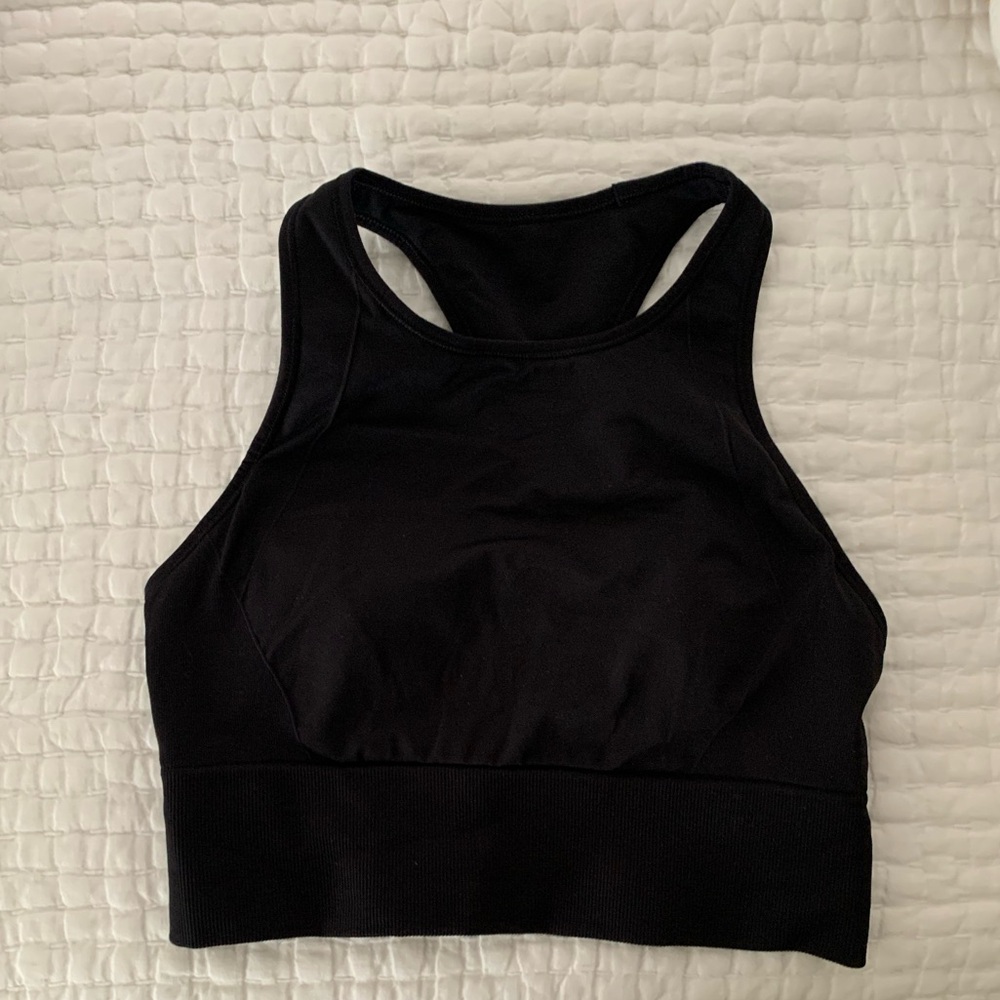 Black Lululemon sports bra worth removable pads